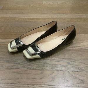 Prada patent leather black and off white flat shoes
